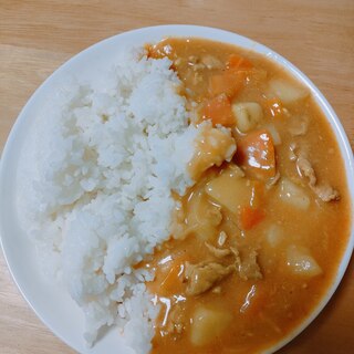 鶏肉で作るチキンカレーライス